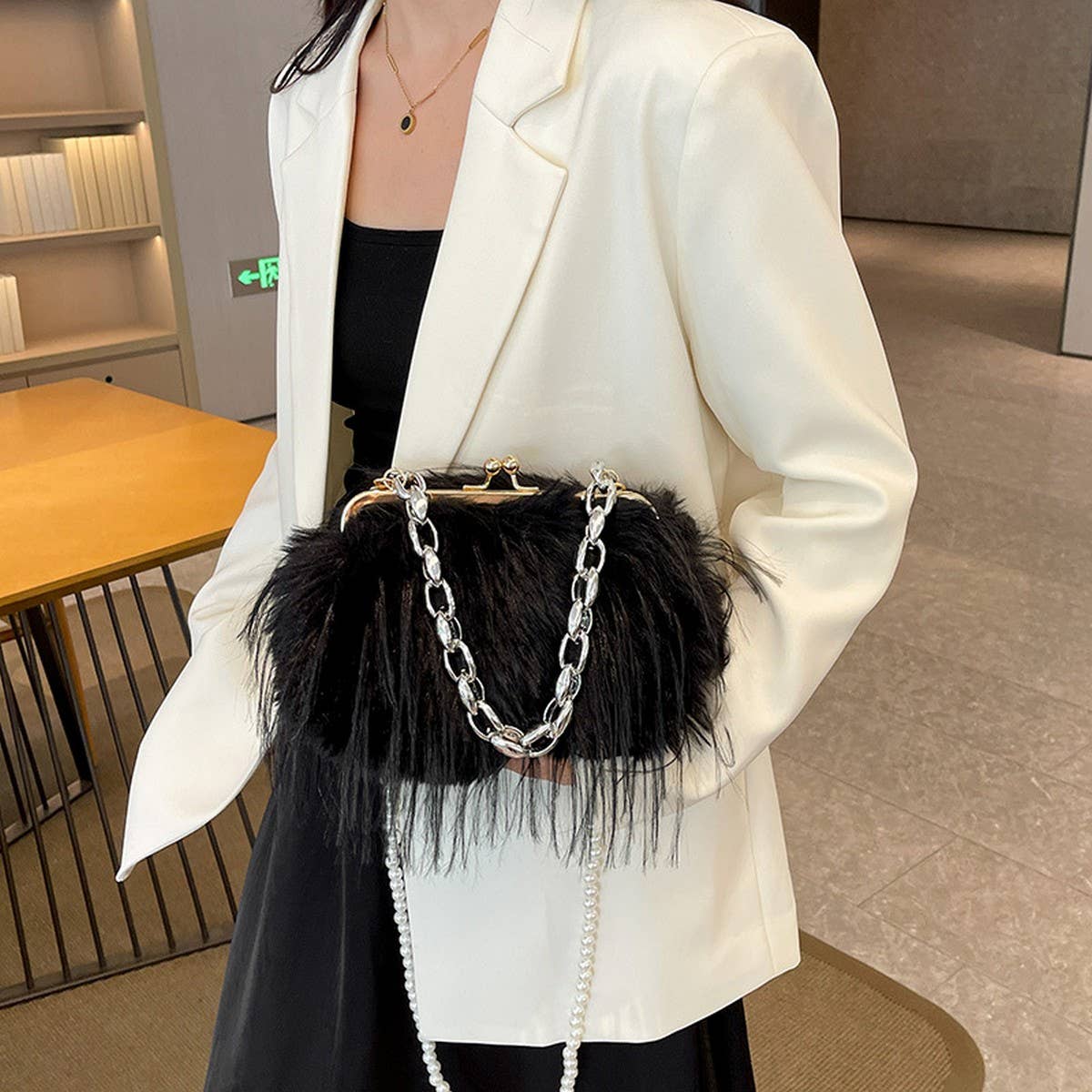 Z Clutch- IMITATION TURKEY FEATHER PEARL CHAIN PLUSH BAG