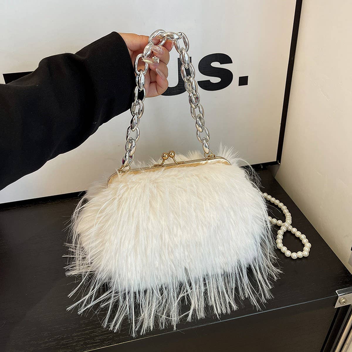 Z Clutch- IMITATION TURKEY FEATHER PEARL CHAIN PLUSH BAG